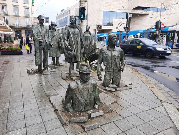 A Névtelen átkelők emlékművének egyik fele