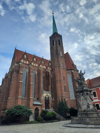 A Szent Kereszt- és Szent Bertalan-káptalantemplom