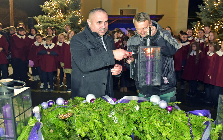 Tóbiás József meggyújtotta az első gyertyát