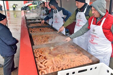 Többezer kolbásszal és hurkával készültek a látogatóknak ebédidőben (Gergely Árpád felvétele)