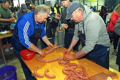 Többezer kolbásszal és hurkával készültek a látogatóknak ebédidőben (Gergely Árpád felvétele)