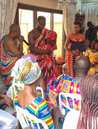 A vőlegény és a menyasszony az esküvő előtti összejövetelen