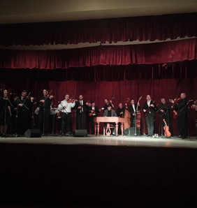 Színpadon a Vajdasági Nagyzenekar (Kancsár Izabella felvétele)