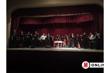 Színpadon a Vajdasági Nagyzenekar (Kancsár Izabella felvétele)