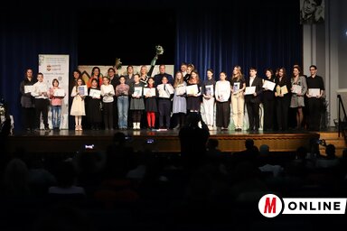 A találkozó díjazottjai és zsűrije. (Fotó: Lakatos János)