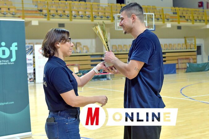 Burány Hajnalka adja át a serleget/Gergely Árpád felvétele