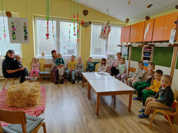 Csoportkép, id. Csizmadia Annával, Zsivu Máriával és Janovics Ilona óvónővel együtt