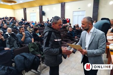 A polgármester személyesen is jelen volt a szerződések aláírásakor, és gratulált a termelőknek (Fotó: Tóth Péter felvétele)