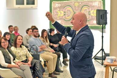 Dr. Mihalec Gábor szerint a konfliktus olyan, mint egy kavics: zavaró tényező a mindennapi boldogulásban (Gergely Árpád felvétele)