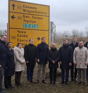 Dr, Pásztor Bálint elmondta, hogy Zenta község területén még két ilyen táblát helyeznek ki (Fotó: Kállai Göblös Nikoletta felvétele)