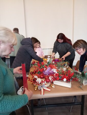 Az ádventi műhelymunka hangulatát a közös ötletelés és a gondosan összeválogatott díszítőelemek tették különlegessé (Fotó: Szentmártoni Renáta)