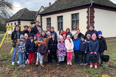 A szorgos csapat (Fotó: Móra István Művelődési Egyesület)