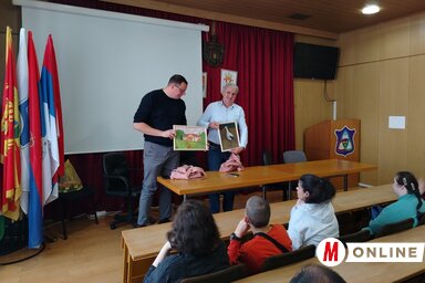 A vendégek szavalatokkal kedveskedtek, és saját festményekkel is megajándékozták vendéglátókat  (Fotó: Tóth Péter felvétele)