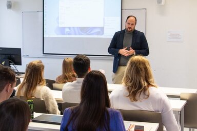 Nemzetpolitikai témájú egyetemi óra a Nemzeti Közszolgálati Egyetemen (Facebook/Nacsa Lőrinc oldala)