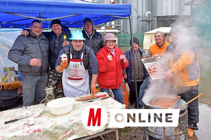 A magyarkanizsai Csikós Pálinkafőzde csapata nemcsak pálinkafőzésben, hanem hurka- és kolbásztöltésben is jó (Fotó: Gergely Árpád)