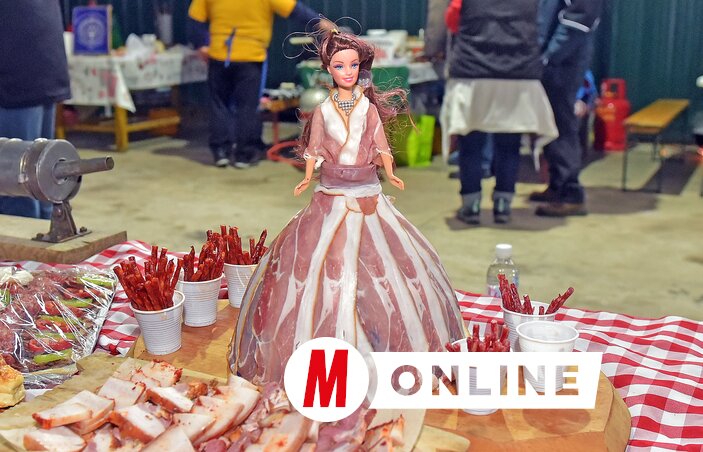 Nem csupán a kerítés volt kolbászból, de még a lányok is szalonnába öltöztek (Fotó: Gergely Árpád)