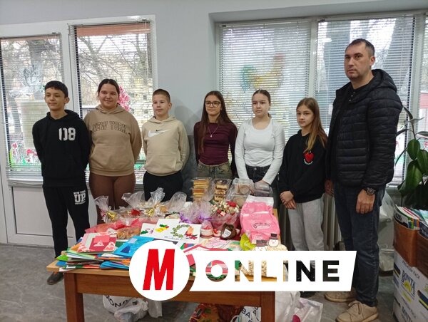 A programban részt vettek a magyarcsernyei Petőfi Sándor Általános Iskola felsősei is, akik rajzórán karácsonyi üdvözlőlapokat készítettek (Vidács Hajnalka felvétele)