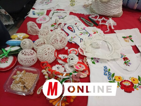 A Magyarcsernyei Nőszervezet és Kézimunkaszakkör hímzett terítőkkel, horgolt díszekkel érkezett (Vidács Hajnalka felvétele)