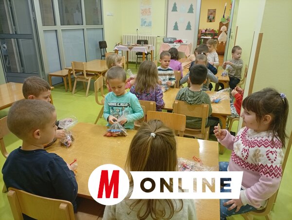 Az óvodások uzsonna után örömmel bontották ki a csomagjaikat (Fotó: Vidács Hajnalka felvétele)