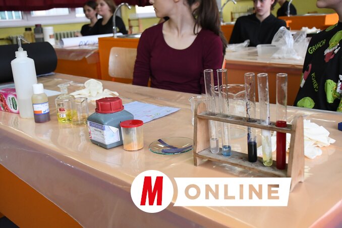 A bemutatókhoz szükséges kémcsövek és laboratóriumi eszközök is helyet kaptak az asztalokon (Fotó: Paraczky László)