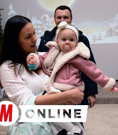 Tavaly ilyenkor Kasza Jennifer kolléganőnk babája volt a legfiatalabb, Szofia most már
megnőtt, és ő is ott lehetett az ünnepségen.
– Családbarát munkaközösség vagyunk, lépéseinkkel igyekszünk hozzájárulni ahhoz, hogy munkatársaink vállalják a családalapítást – mondta az igazgatónő. (Fotó: Dávid Csilla felvétele)