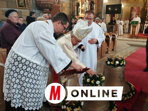A három új harangot dr. Bábel Balázs, a Kalocsa–Kecskeméti Főegyházmegye érseke, metropolita szentelte fel (Fotó: Kancsár Izabella felvétele)