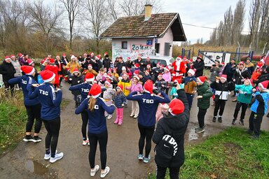 A Mikulások bemelegítenek a pumpaháznál (Fotó: Majláth Béla felvétele)