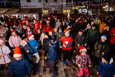 A tér teljesen megtelt (Fotó: Magyarkanizsa önkormányzata)