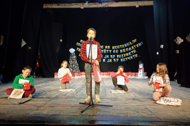 Az iskola tanulói idén is színes műsorral készültek (Fotó: Testvériség Általános és Középiskola)