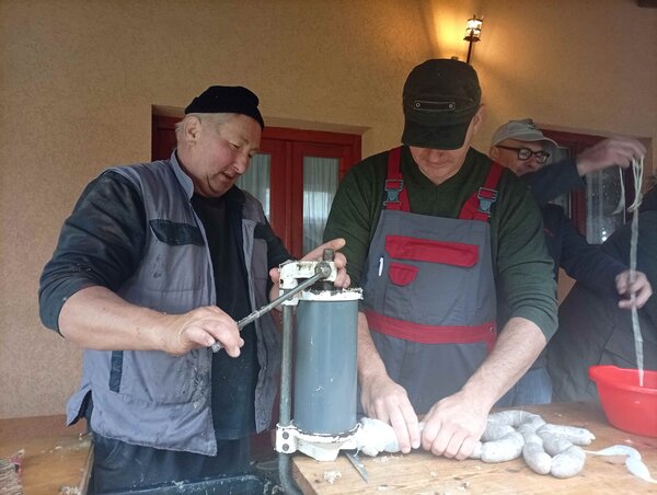 A kolbász és a hurka töltése most is kézi erővel történik