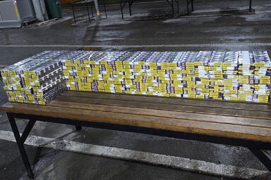 Egy sofőr ötvenezer szál cigarettát próbált meg átcsempészni a határon Szerbcsernyénél (Fotó: Uprava carina)