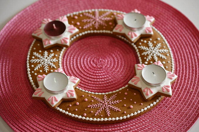 A mézeskalácsból készült adventi koszorú egyedi hangulatot ad az ünnepi készülődésnek