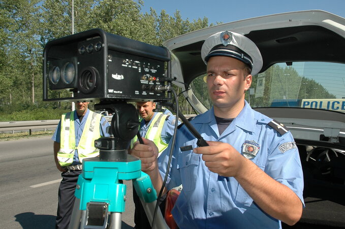 A „látványos” sebességbemérés a múlté. Közlekedési rendőreink ezentúl rejtett berendezésekkel is figyelik az autóvezetőket, tehát ott is rajtakaphatnak bennünket gyorshajtáson, ahol nincsenek felszerelve sebességmérő, statikus berendezések. Az újfajta berendezéseket nem kell többé az út mellett, állványra felállítani, rejtett szögből is bemérik a száguldó autót