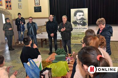 A találkozón elkészült ajándékokat és koszorúkat jövő szerdán a kevi piacon lehet megvásárolni (Fotó: Gergely Árpád felvétele)