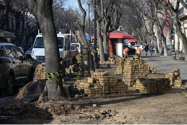 A Strossmayer utcán lévő parkolóhelyen végzik a szakemberek a munkálatokat / Fotó: Molnár Edvárd