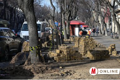 A Strossmayer utcán lévő parkolóhelyen végzik a szakemberek a munkálatokat / Fotó: Molnár Edvárd