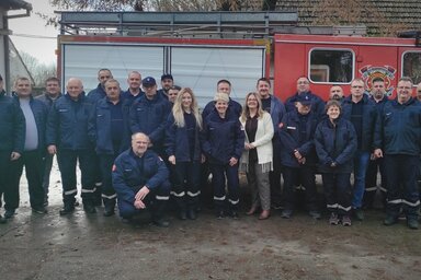 A magyarcsernyei Önkéntes Tűzoltó-egyesület tagjainak egy része (Fotó: Vidács Hajnalka)