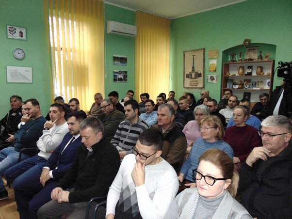 A székelykevei falugazdász-iroda zsúfolásig megtelt érdeklődőkkel (Fotó: Vidács Hajnalka)