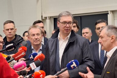 Aleksandar Vučić az osztrák Palfinger niši gyárában nyilatkozik az újságíróknak (Fotó: Beta)