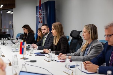 Dubravka Đedović Handanović a Világbank képviselőjével tárgyal (Fotó: Beta)