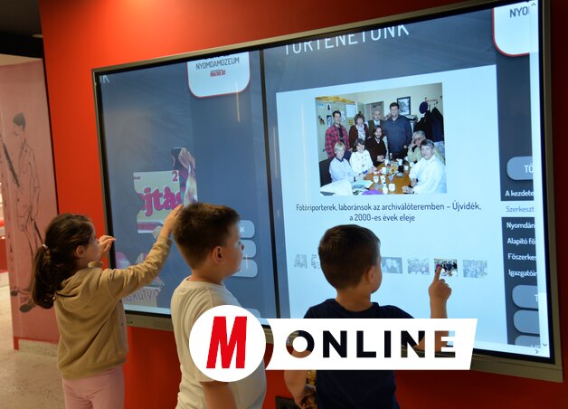 A digitális kijelzőkön a látogatók érintésre böngészhetik végig a Magyar Szó történetét/Dávid Csilla