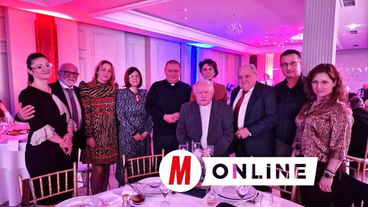 Juhász György atya (középen) és a Népkör Magyar Művelődési Központ vezetősége