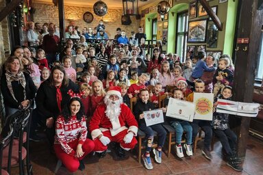 Közös fotózás a Mikulással (Fotó: Életfa Nagycsaládosok Egyesülete)