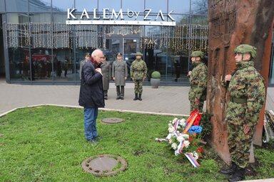 A hétvégén azokra a jugoszláv pilótákra emlékeztek Újvidék belvárosában, akik az örmény népnek nyújtott, humanitárius segély szállítása közben vesztették életüket (Fotó: novisad.rs)