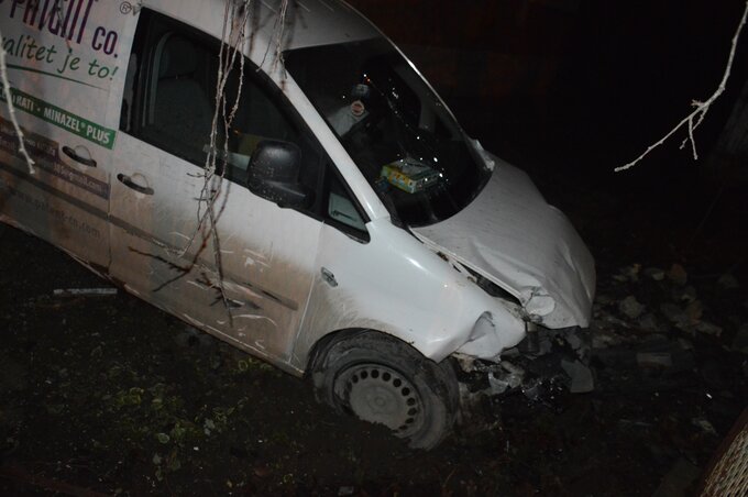 A zárt áruszállító teljesen összetört (Fotó: A. Š.)