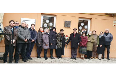 Csoportkép Kiss Lajos zombori emléktáblájánál/Fotó: Kiss Lajos Néprajzi Társaság