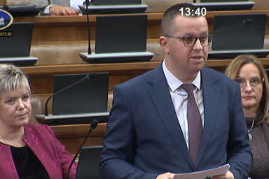 Bájity Borisz kiemelte, a párt fontosnak tarja az alkotmánybírók megválasztását, ugyanis az hosszútávú jelentőséggel bír (Fotó: Képernyőfelvétel/YouTube)