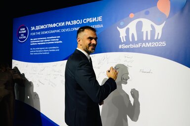 Žarko Mićin hangsúlyozta, hogy a demográfiai kihívások csak összehangolt fellépéssel kezelhetők (Fotó: novisad.rs)