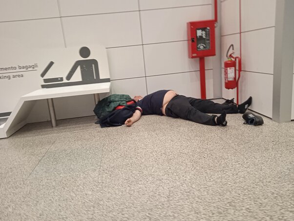 Azok, akik a hosszú út előtt a kerekek helyett a szárnyakat választják, gyakran a hosszadalmas, repülőtéri várakozásokat is belekalkulálják a csomagba. A repülőtéri megalvás gyakori, velejáró kellemetlensége a hosszú útnak, a hangulatfotó a Róma melletti Fiumicino repülőtéren készült