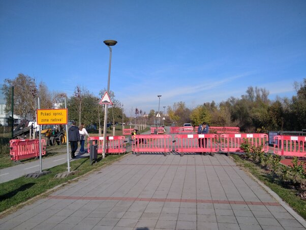 A kutak és vízlelőhelyek rekonstrukciója a jövő évben is folytatódik. Újabb három kút
regenerálását, a csővezetékrendszer rekonstrukcióját, valamint Begecsen egy teljesen új vízvezeték-hálózat kiépítését tervezi az önkormányzat. A Strand közelében, a sétányon lévő vízlelőhelyek felújítása már évek óta folyamatban van (Fotó: Brankica Brankov)